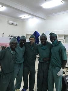 פרופ' פביאן עם קולגות בחדר ניתוח ב- Mbarara שבמערב אוגנדה, 2017.