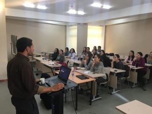 פרופ' פביאן בהרצאה על גידולי עיניים לסטודנטים לרפואה