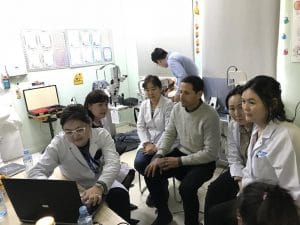אבחון מקרים קליניים של עיניים עם קולגות מ- Ulaanbaatar, מונגוליה 2018.