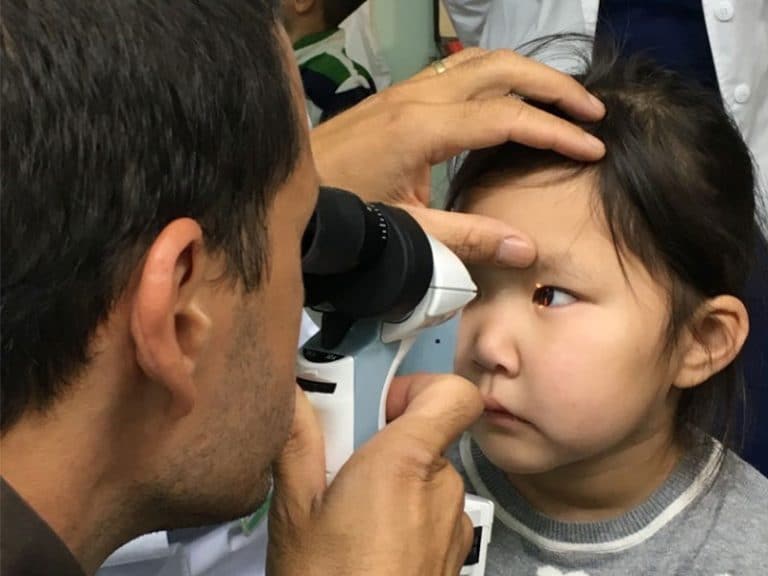 בדיקת עיניים רפואית של פרופ' פביאן ב-Ulaanbaatar, מונגוליה. 2018