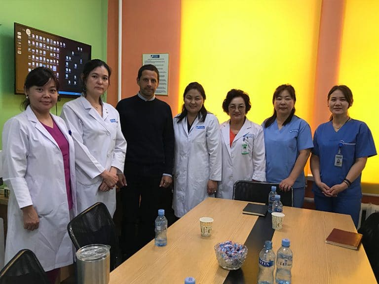 פרופ' פביאן עם צוות רופאים בביקור ב-Ulaanbaatar, מונגוליה 2018.